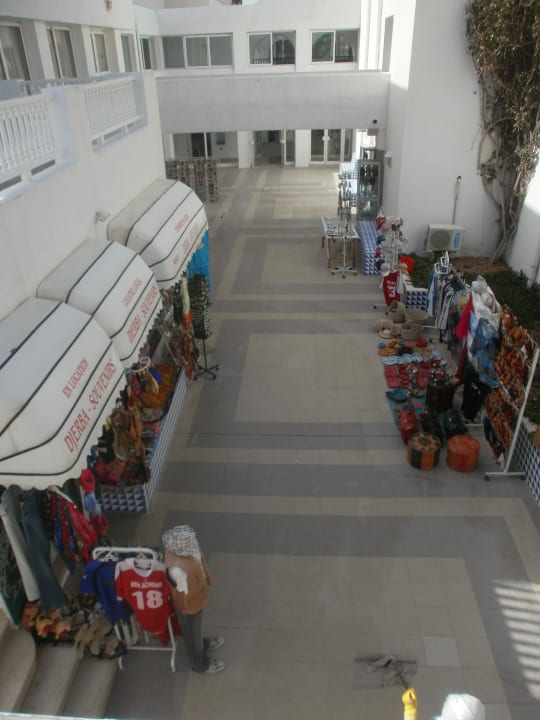 Souvenirs Einkaufen kann man auch Hotel El Mouradi Djerba Menzel