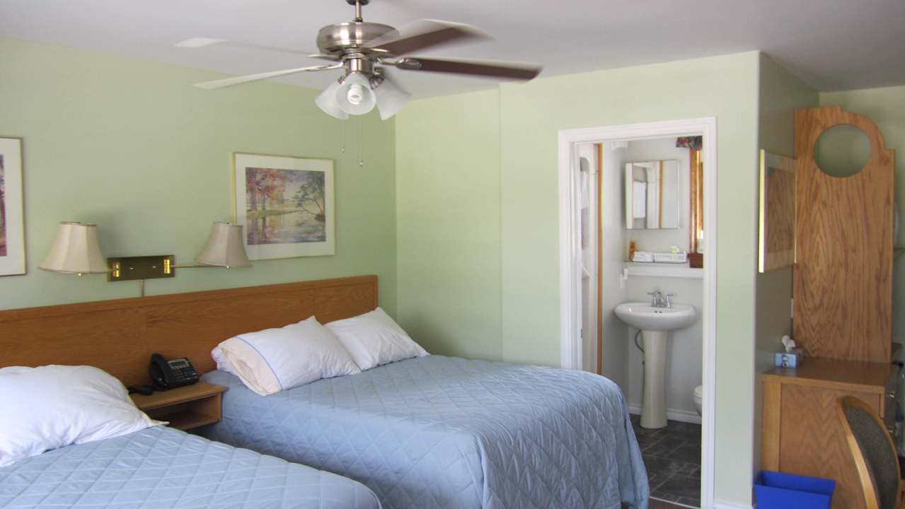 Blick in das Zimmer, komfortable Betten Motel My Friends Inn