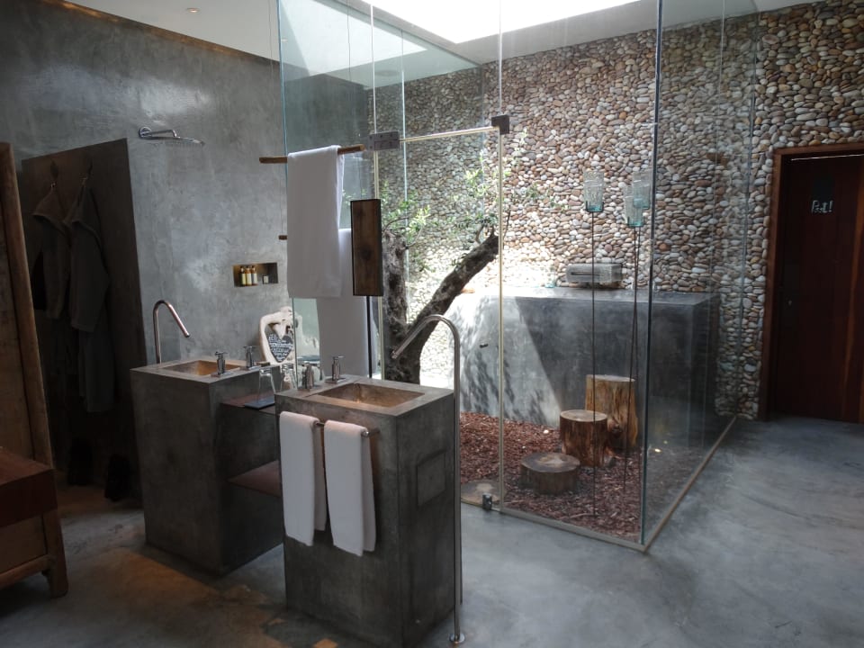 Badezimmer mit Olivenbaum Areias do Seixo Hotel