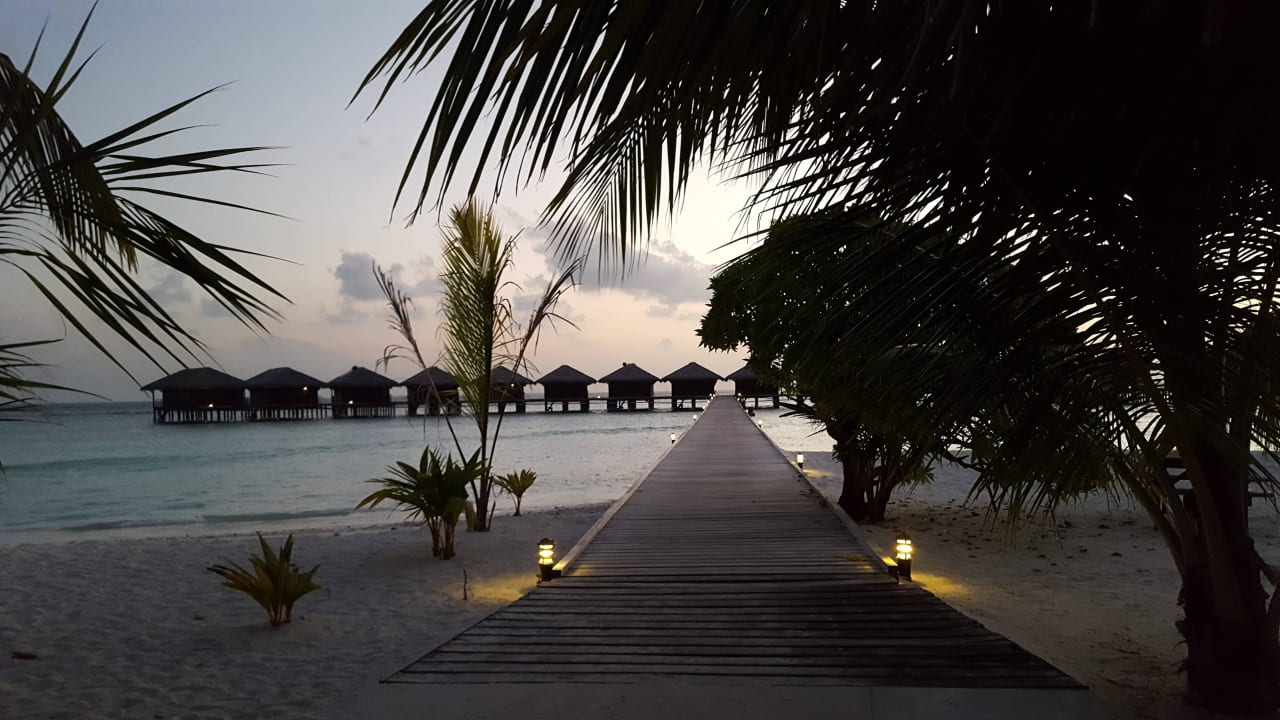 Blick auf die Water. Bungis Filitheyo Island Resort