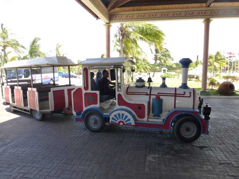 Bimmelbahn, welche nach Guardalavarca fährt Hotel Playa Pesquero