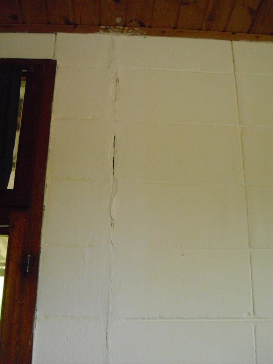 Riss im Wohn/schlafraum Rosapineta Camping Village