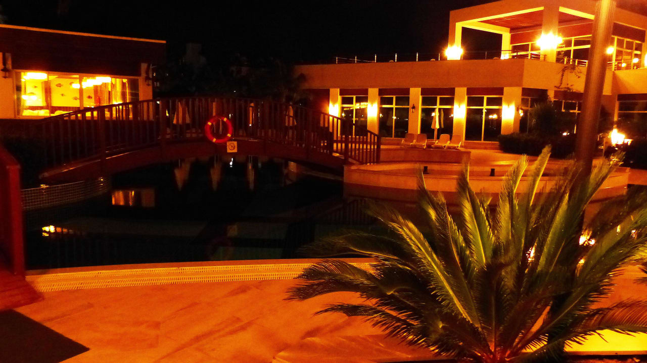 Pool bei Nacht Sunis Evren Beach Resort Hotel & Spa