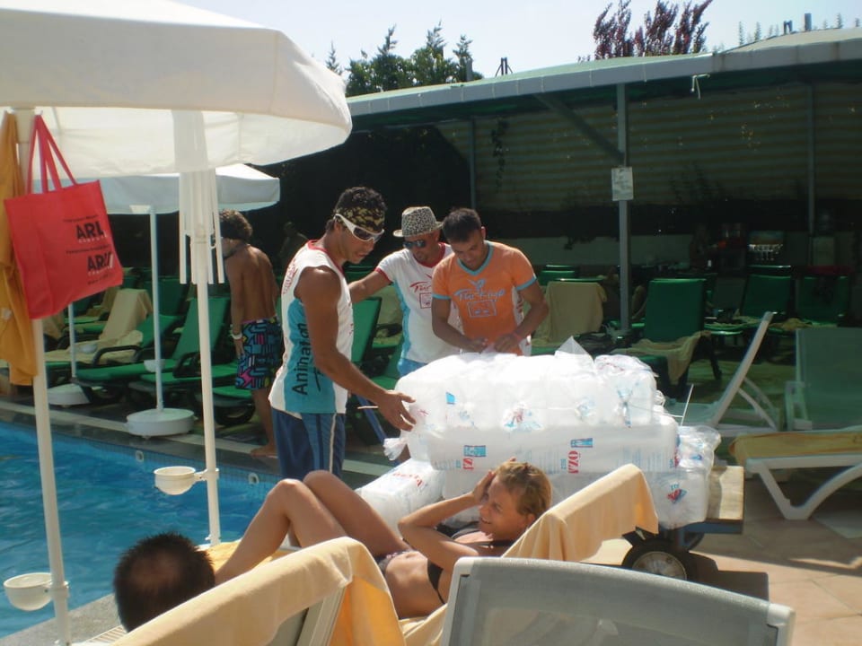 Tägliche Eisladung fürs Pool Belek Beach Resort Hotel