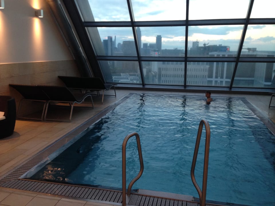 Pool Radisson Blu Hotel Frankfurt