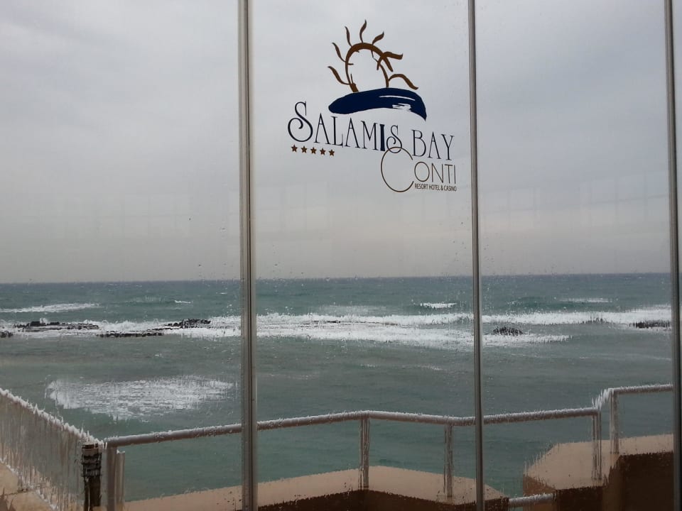 Vor Regen geschützt im Saluna Club Cafe Salamis Bay Conti Resort Hotel & Casino