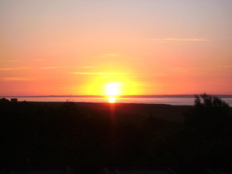 Balkonblick auf Wangerooge mit Sonnenuntergang Upstalsboom Hotel am Strand