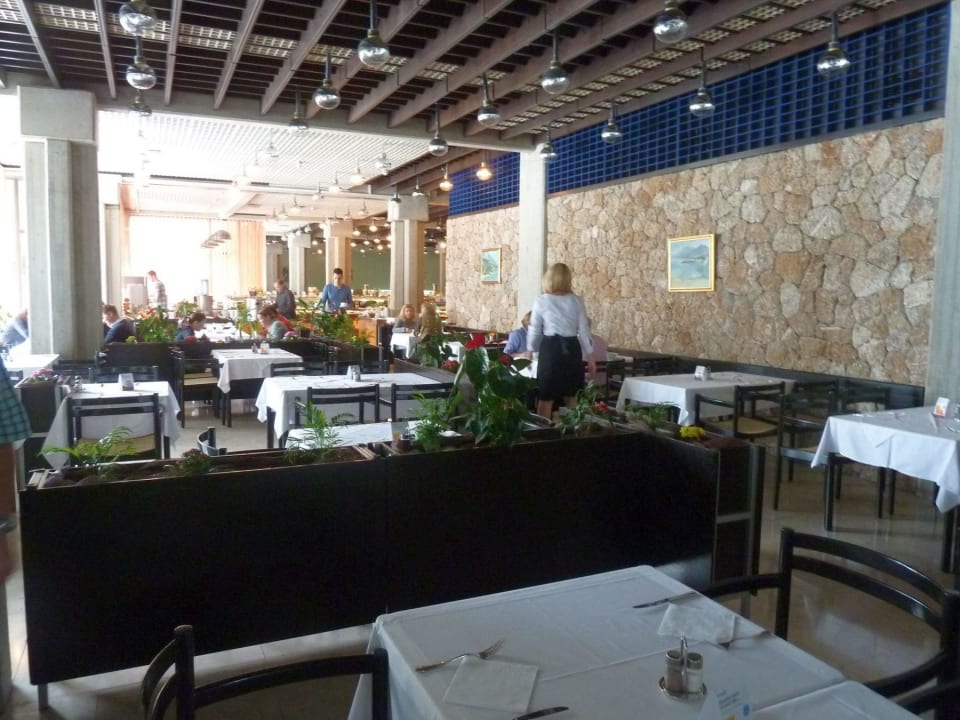 Aufgelockert durch bepflanzte Kästen Bluesun Hotel Soline