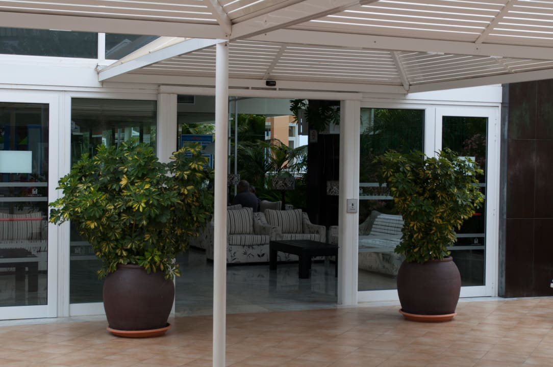 Hoteleingang allsun Hotel Lucana