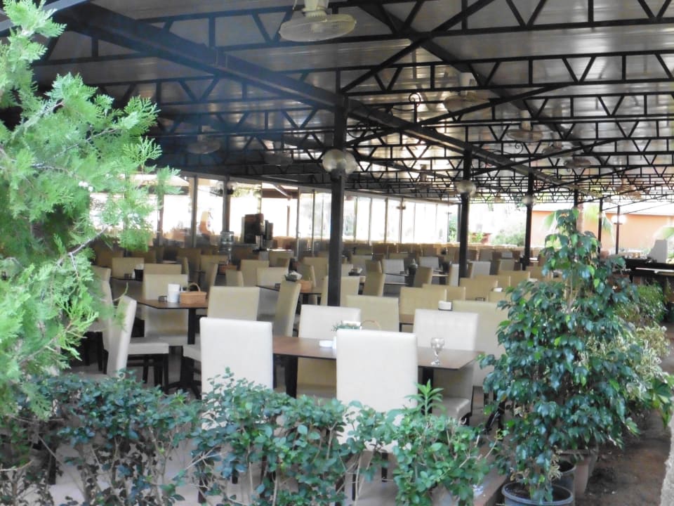 Die Terrasse vom Restaurant Club Turtas Beach Hotel