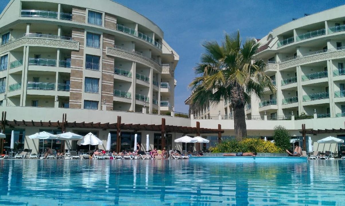 Blick vom Pool auf das Hotel Seamelia Beach Resort