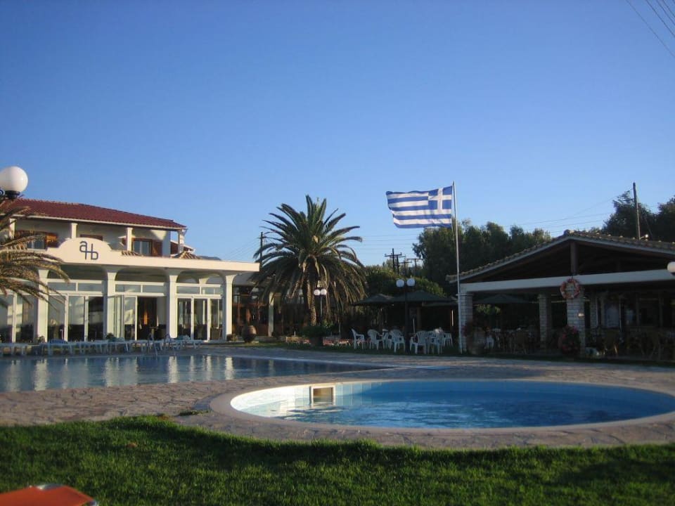 Haupthaus, Snack-Bar und Pool Acharavi Beach Hotel