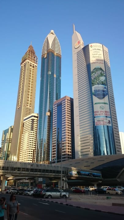 Von Außen auf der anderen Straßenseite Rose Rayhaan by Rotana