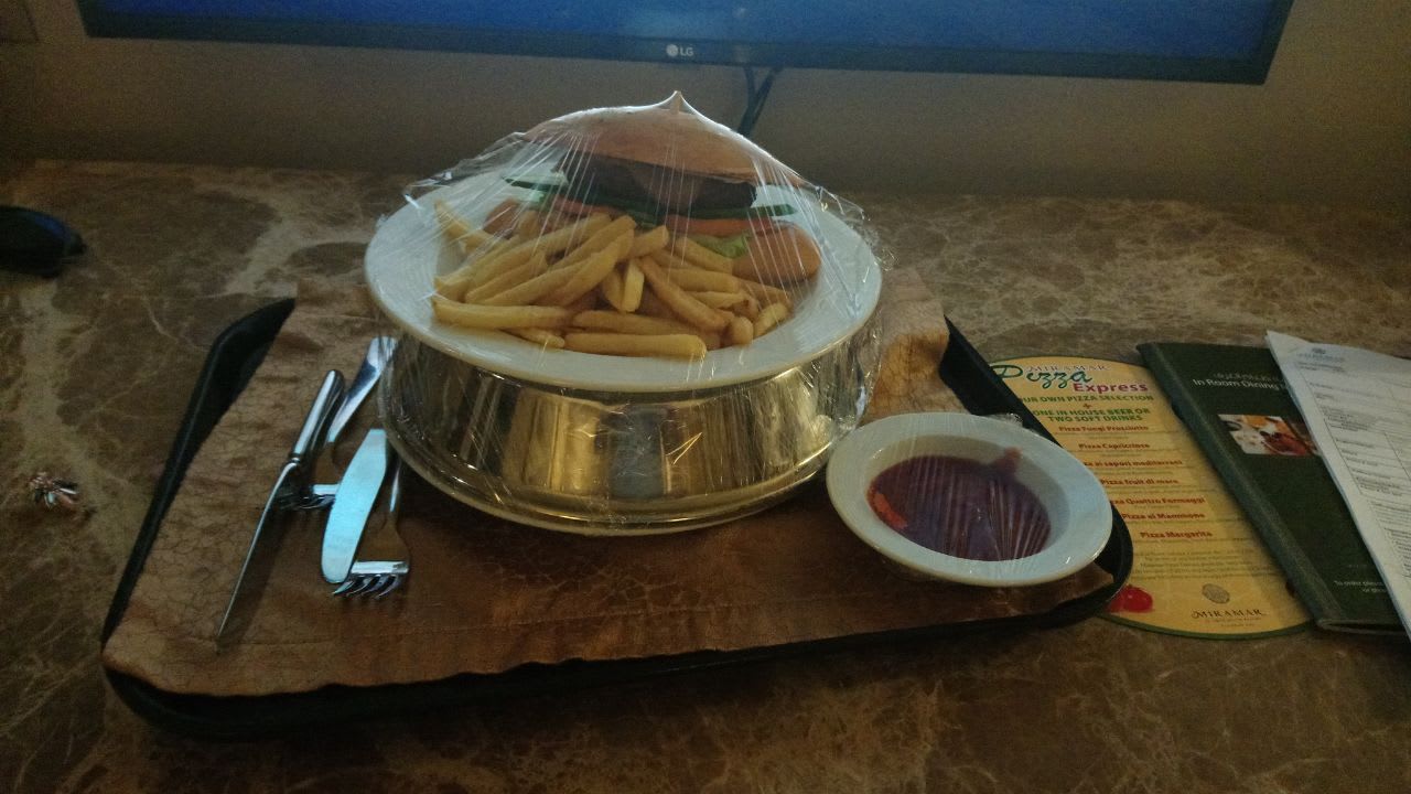 Die nächtliche Essensbestellung ins Zimmer Miramar Al Aqah Beach Resort