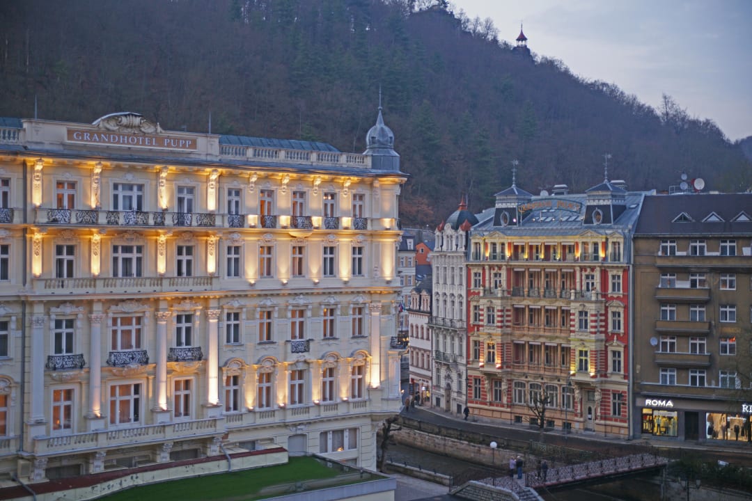 Hotel bei Nacht Grandhotel Pupp