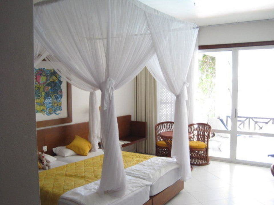 Schlafzimmer mit Blick in den Garten Hotel Lanka Princess Ayurveda