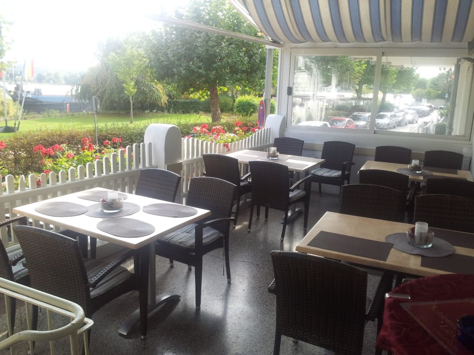 Schöner Blick auf den Rhein bei z.B. einem Kaffee. Hotel Zum Weißen Mohren