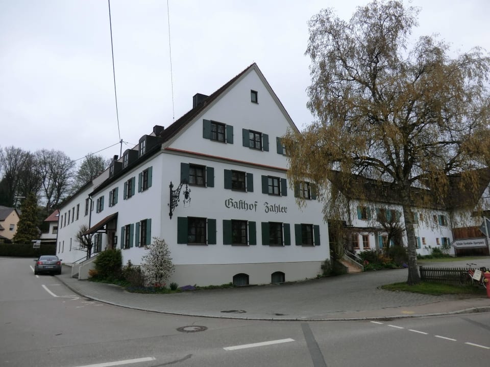 Parkmöglichkeit vor und hinter dem Haus Gasthof Zahler zur Traube