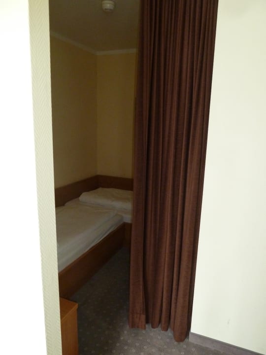 Bereich für 2 weitere Betten, durch Vorhang getrennt H+ Hotel Willingen
