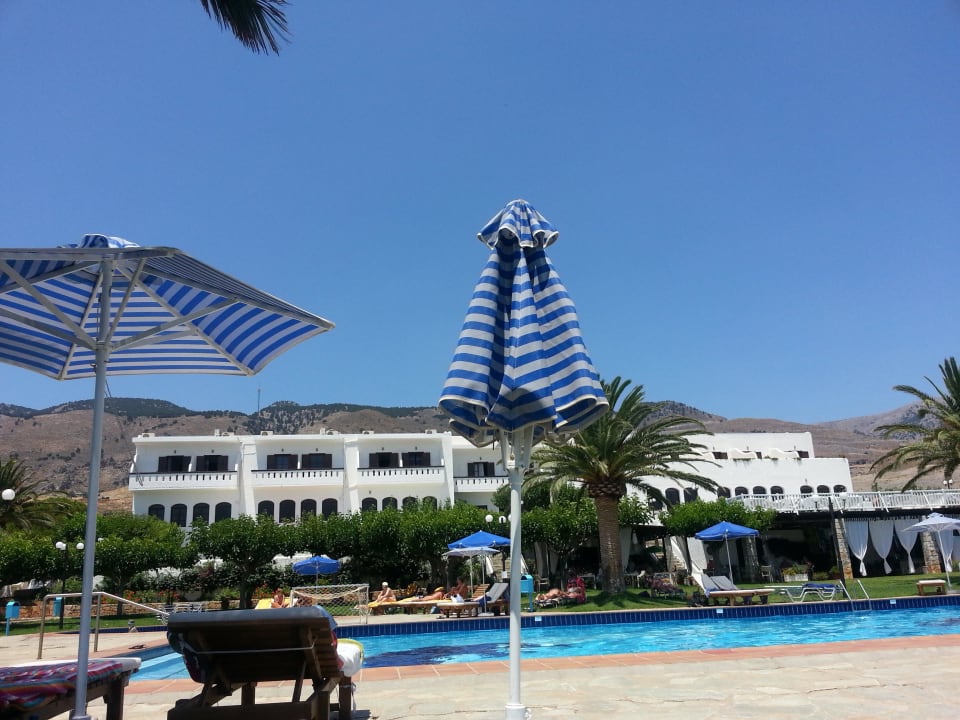 Bazén v průběhu dne Vritomartis Naturist Resort