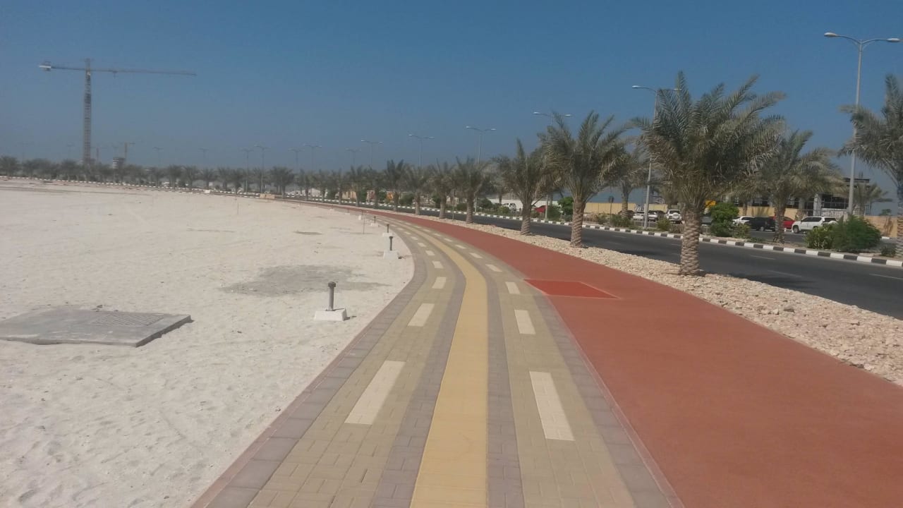 Vor dem Hotel, Gummibelag für Läufer DoubleTree by Hilton Resort & Spa Marjan Island