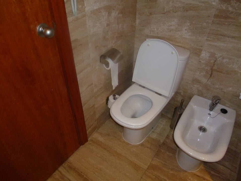 Toilette extrem Dumm angebracht mit Unfallgefahr H10 Itaca