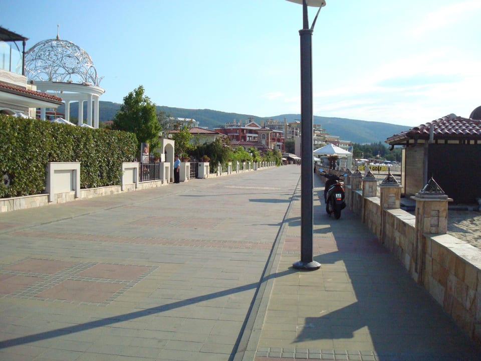 Promenade, die Kuppel vom Hotel. Helena Sands