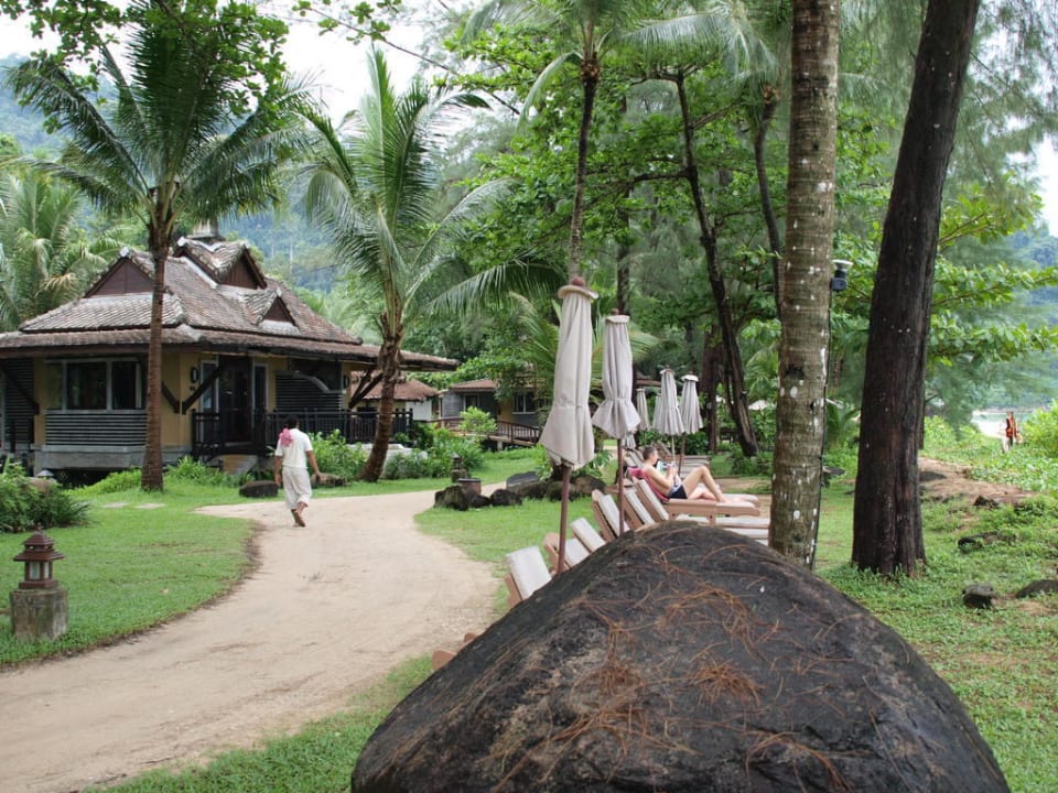 Liegen im Strandbereich Moracea by Khao Lak Resort