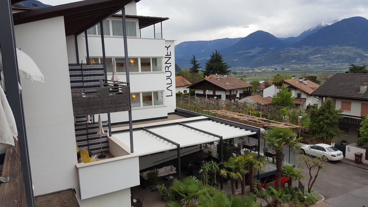 seitenansicht mit terrasse Hotel Ladurner