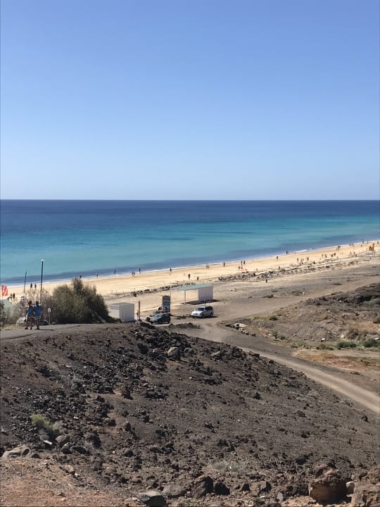 Relativ steinig kiesiger Fußweg (Berg-abfallend) 500 Meter?! AluaVillage Fuerteventura