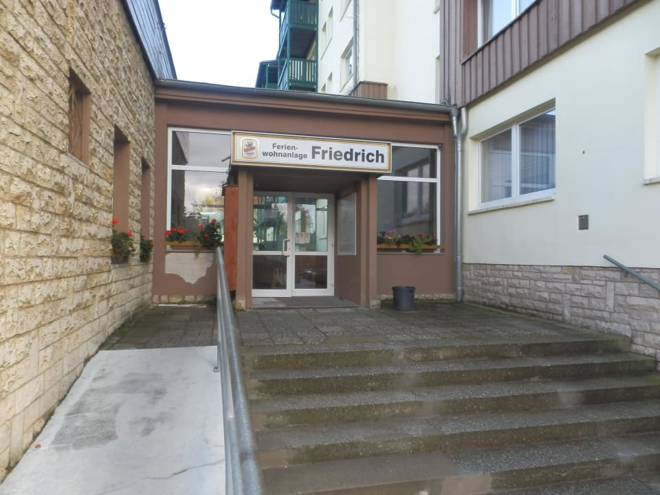 Haupteingang. Wenig einladend. Apartmenthotel-Harz