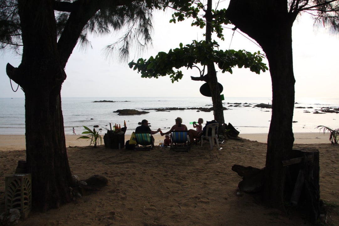 Relaxen am Strand, Green Beach, direkt vorm Bhandari Khaolak Bhandari Resort & Spa