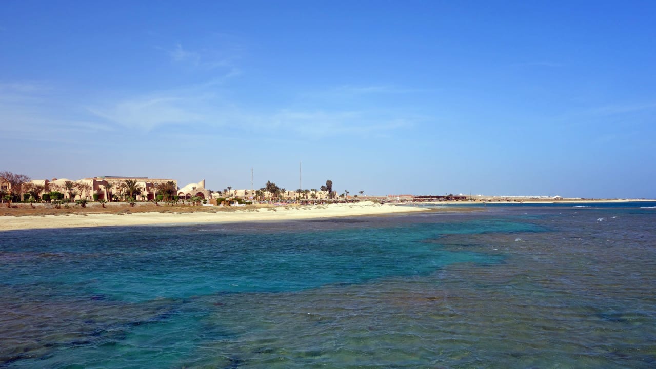 Blick vom Steg auf das Hotel Shams Alam Beach Resort