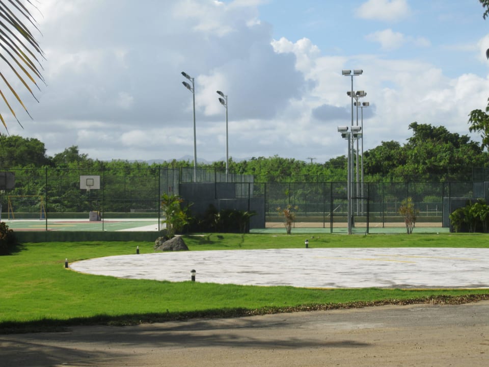 Basketballplatz und Hubschrauberlandeplatz Grand Sirenis Punta Cana Resort & Aquagames
