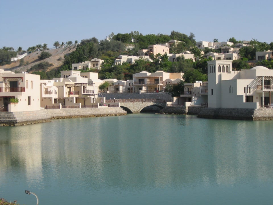 Blick auf die Anlage vom Strand The Cove Rotana Resort