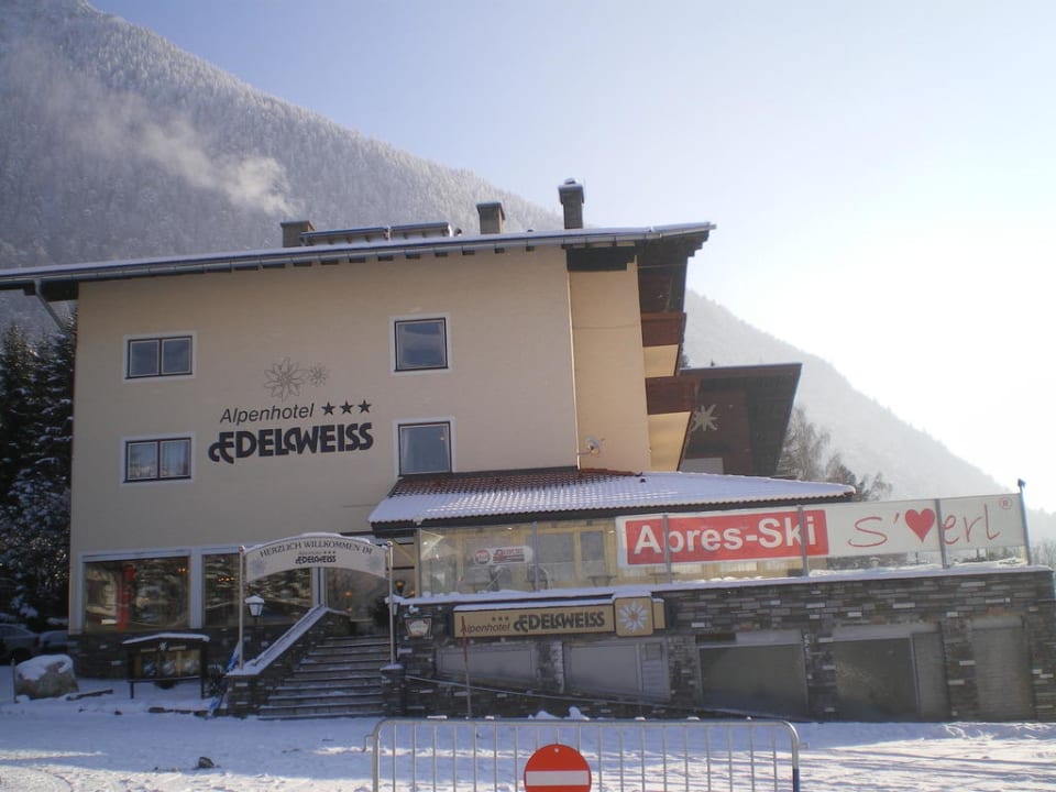 Seiteneingang vom Edelweiss an der Seilbahn Alpenhotel Edelweiss