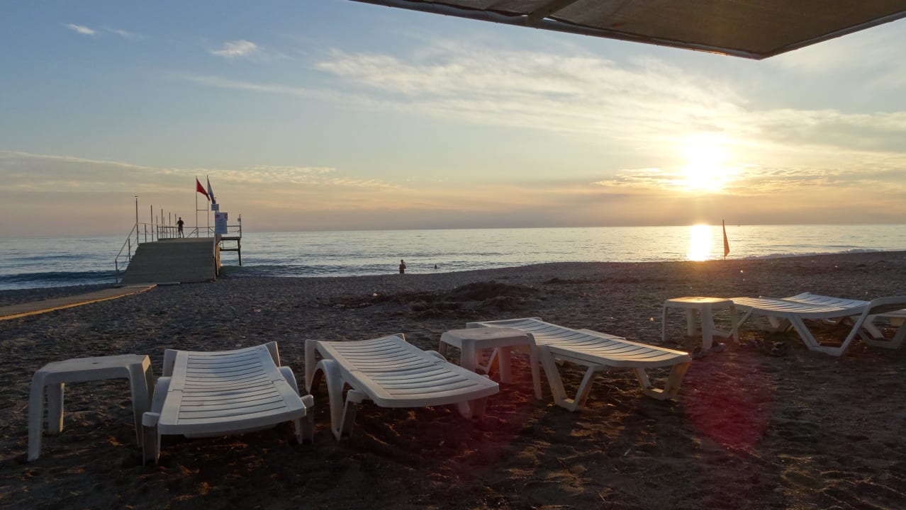 Sonnenuntergang am Hotelstrand Club Turtas Beach Hotel