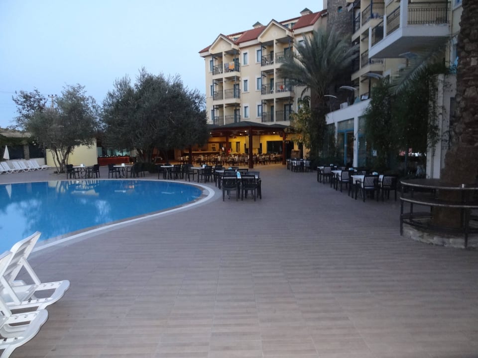 Pool und Outdoor - Essensbereich Dosi Hotel