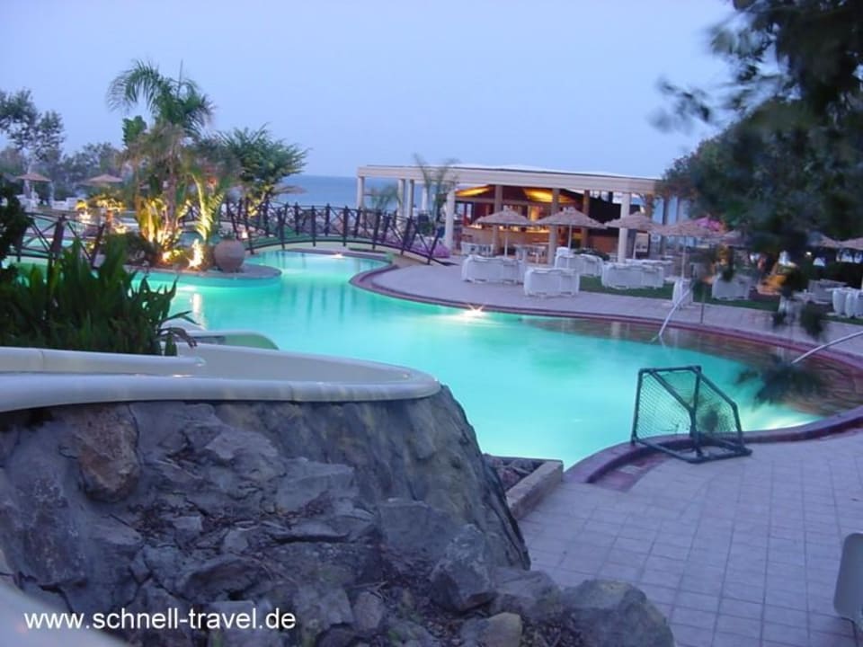 Poolansicht am Abend Hotel Calypso Beach