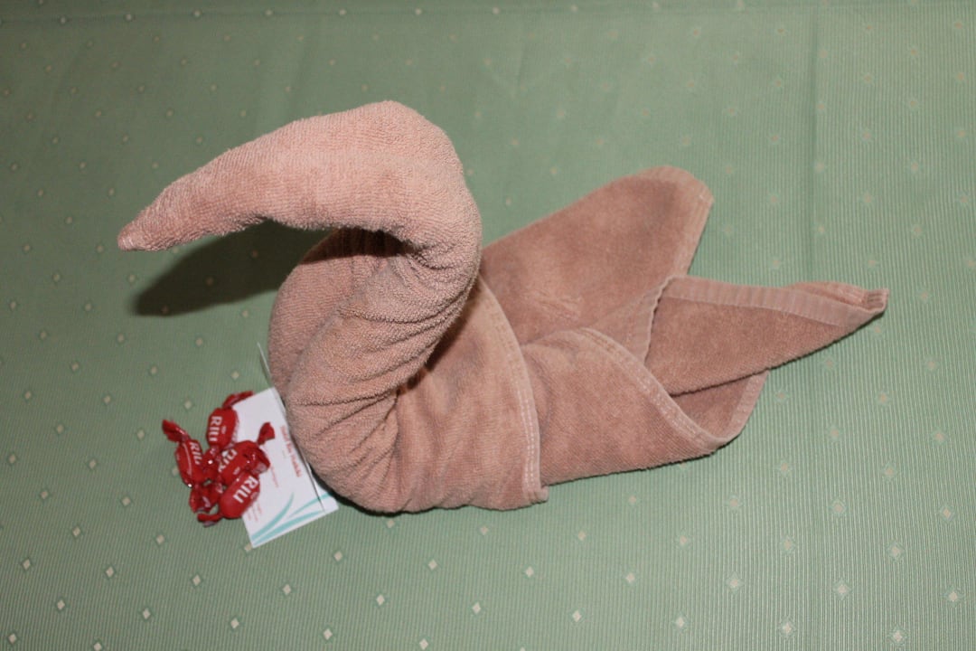 Handtuchfigur auf dem Bett Servatur Waikiki