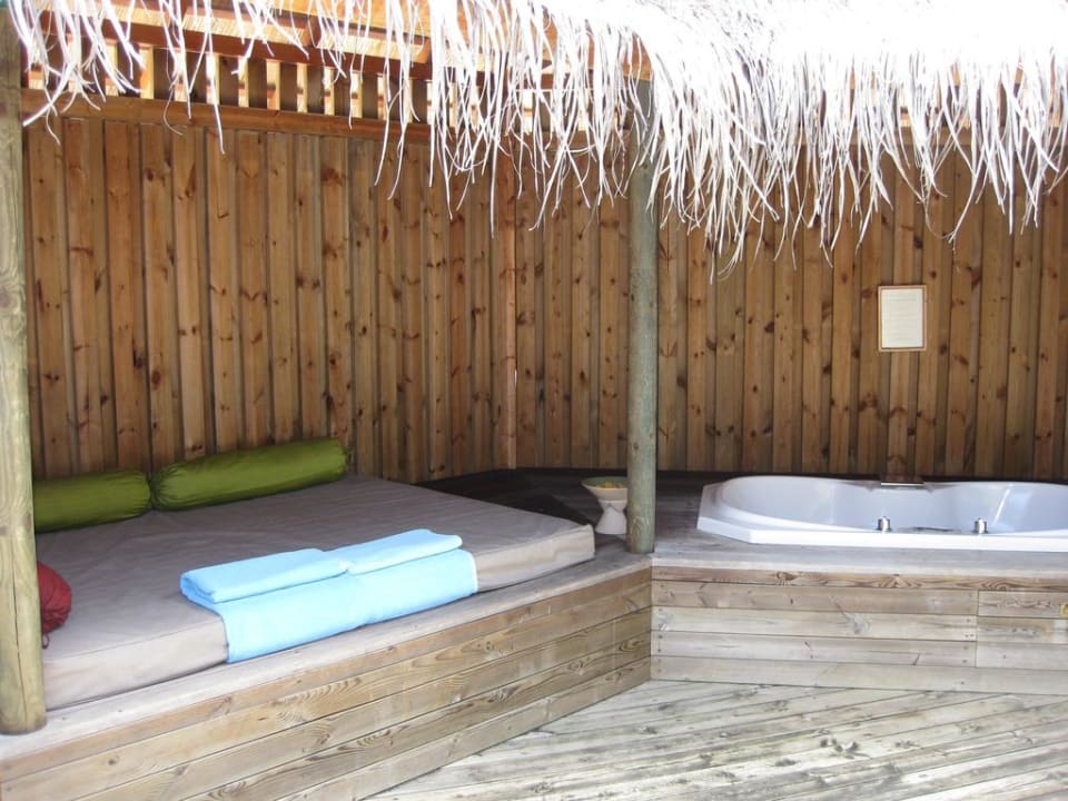 Jacuzzi-Bereich Kuredu Island Resort & Spa