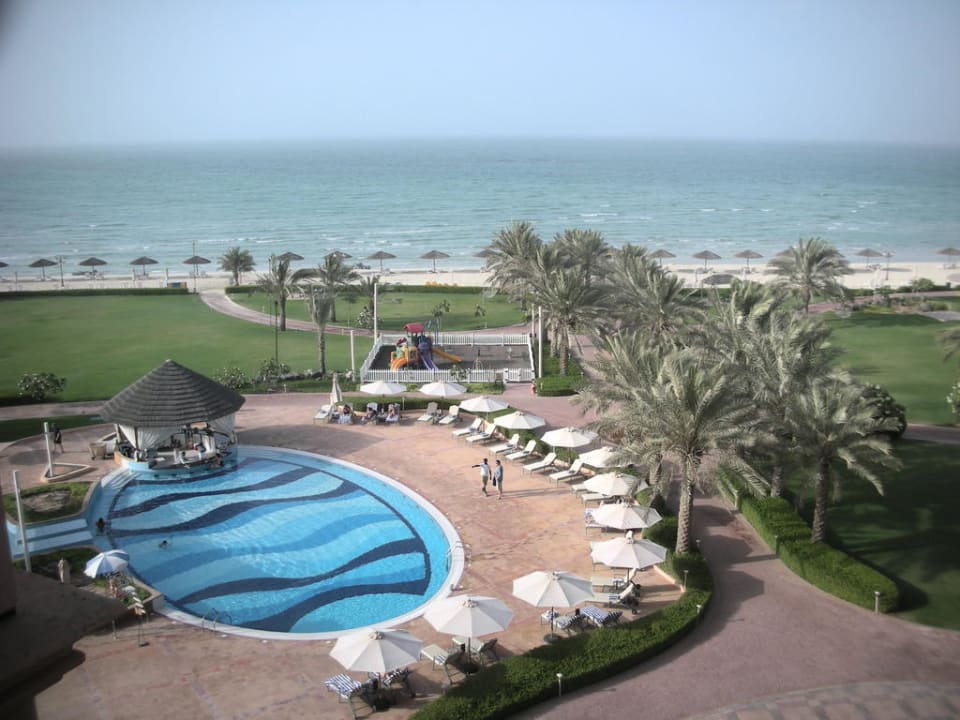 Blick auf den gekühlten Pool Hotel Danat Jebel Dhanna Resort