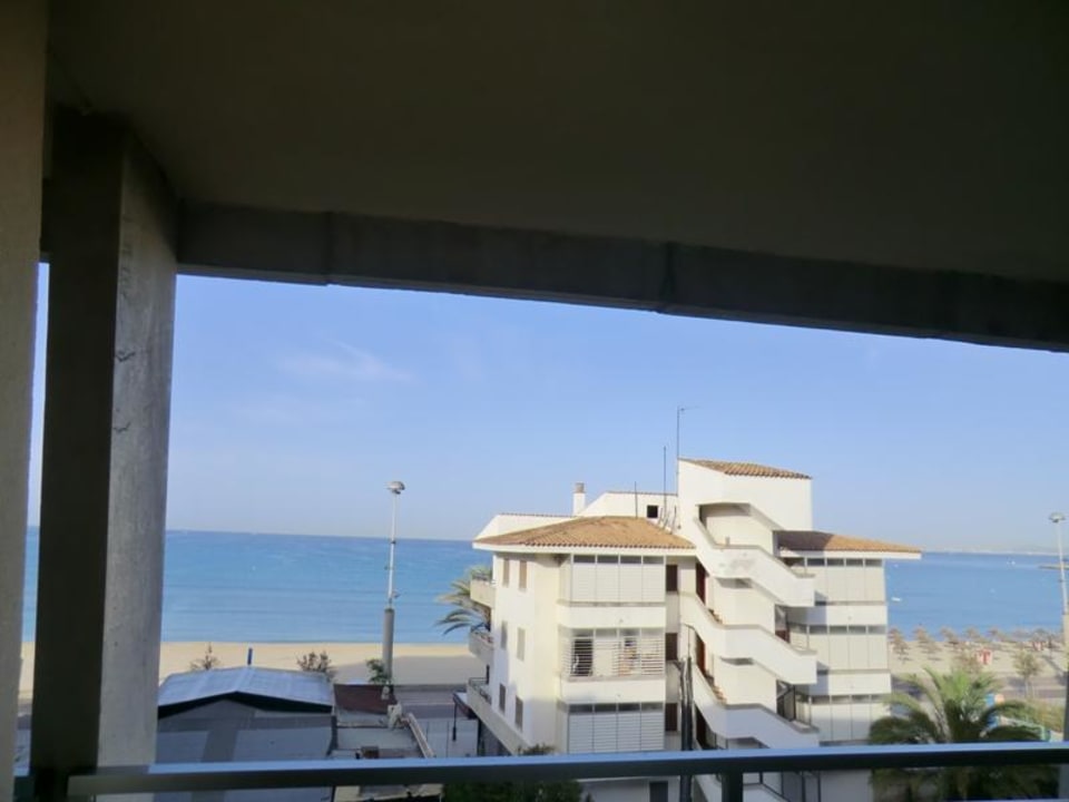 Ausblick aus Zimmer 307 auf den Strand Aparthotel Fontanellas Playa