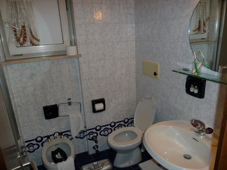 Badezimmer mit Fenster ins Nichts Business Resort Parkhotel Werth