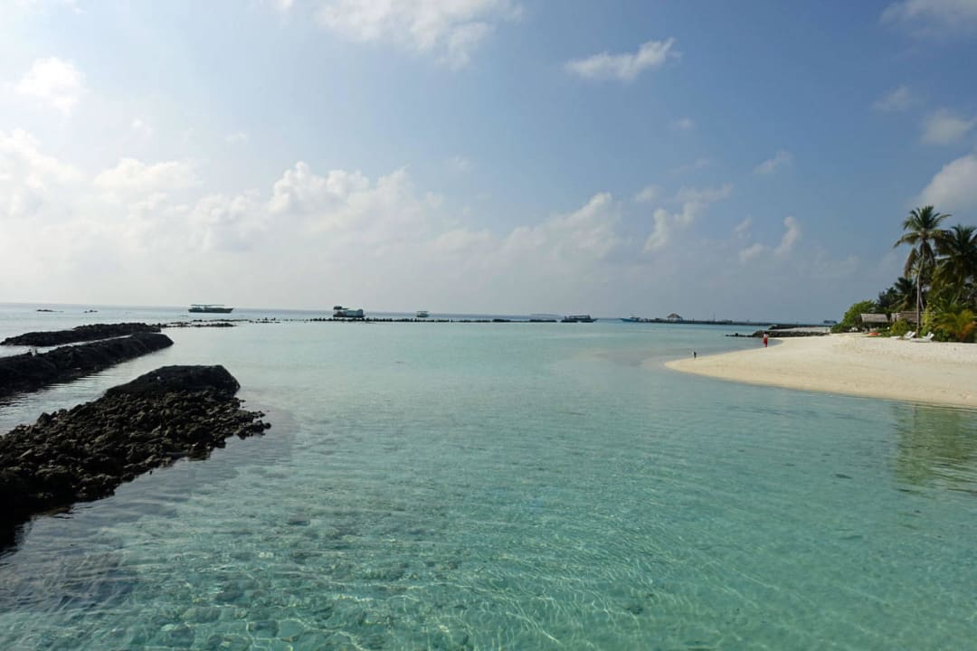 Blick vom Nordende auf Anleger und Wellenbrecher Summer Island Maldives