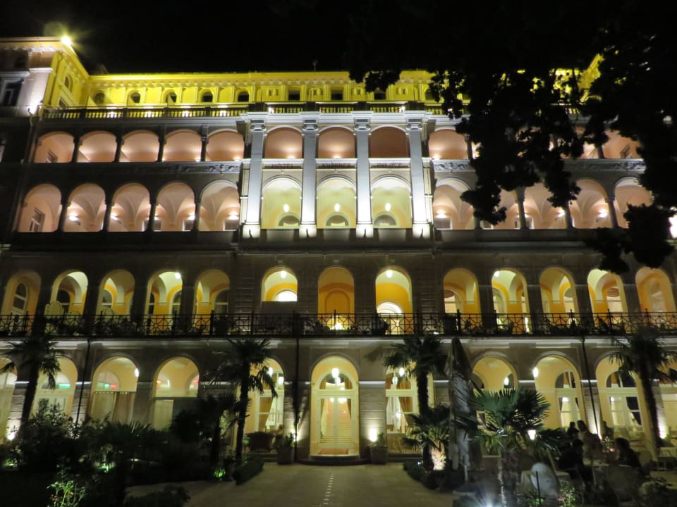 Hotel abends Hotel Kvarner Palace