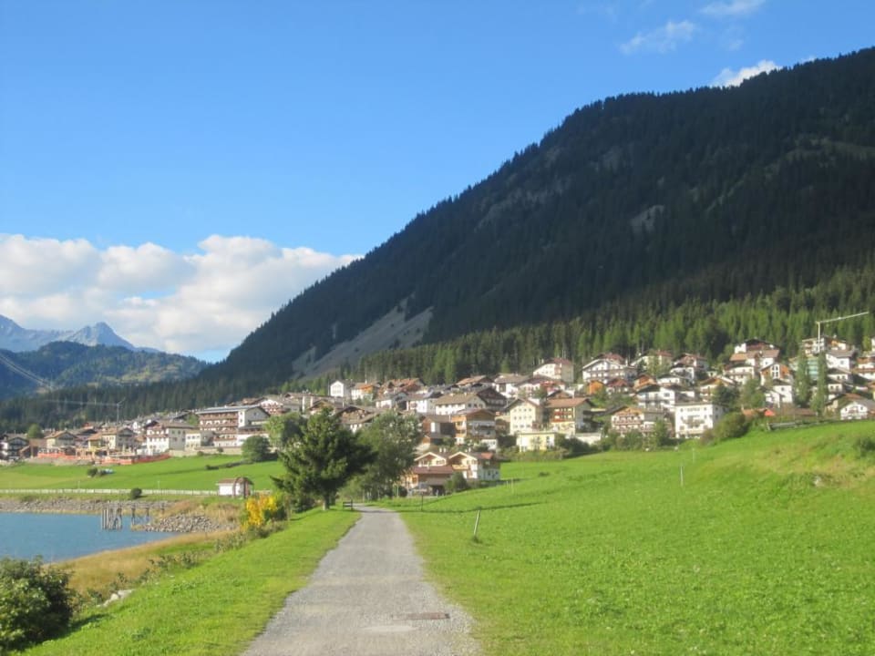 Blick auf Reschen und die Chalets Mein Dörfl Alpenchalets