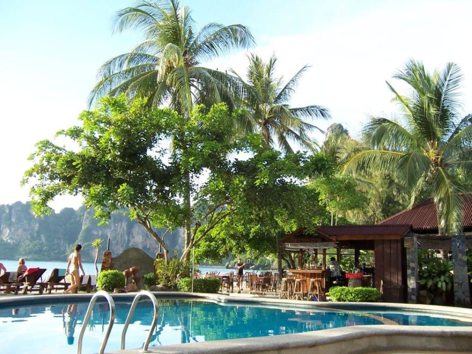 Blich vom Pool aus auf die Bar und Restaurant Hotel Railay Bay Resort & Spa