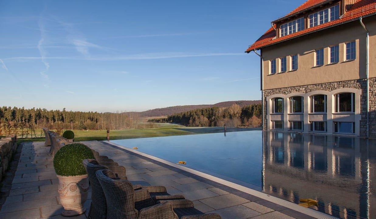 Außenbereich des beheizten Pools bei Tag Spa & GolfResort Weimarer Land