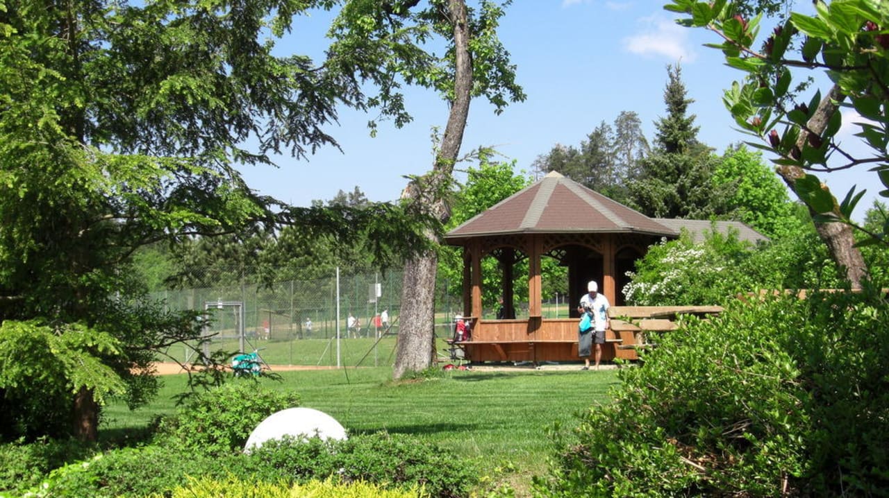 Gartenanlage und Tennisplatz Aktivhotel Marko